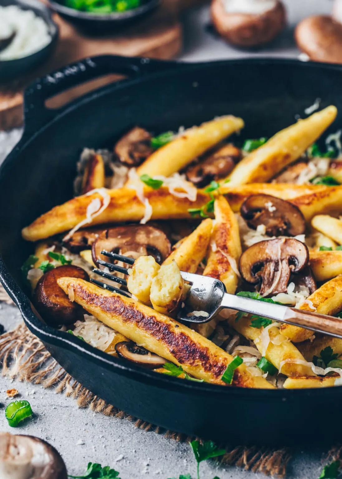 Vegane Schupfnudeln mit Sauerkraut und Pilzen - Bianca Zapatka | Rezepte