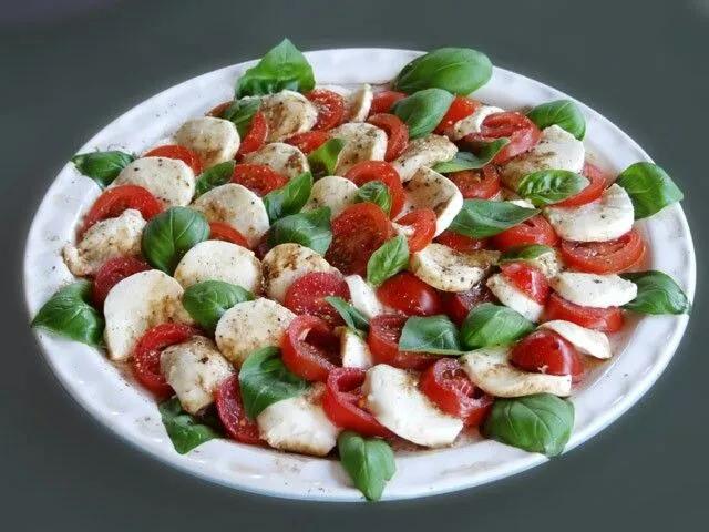 Leckeres Essen Tomate Mozzarella Mit basilikum | Leckeres essen ...