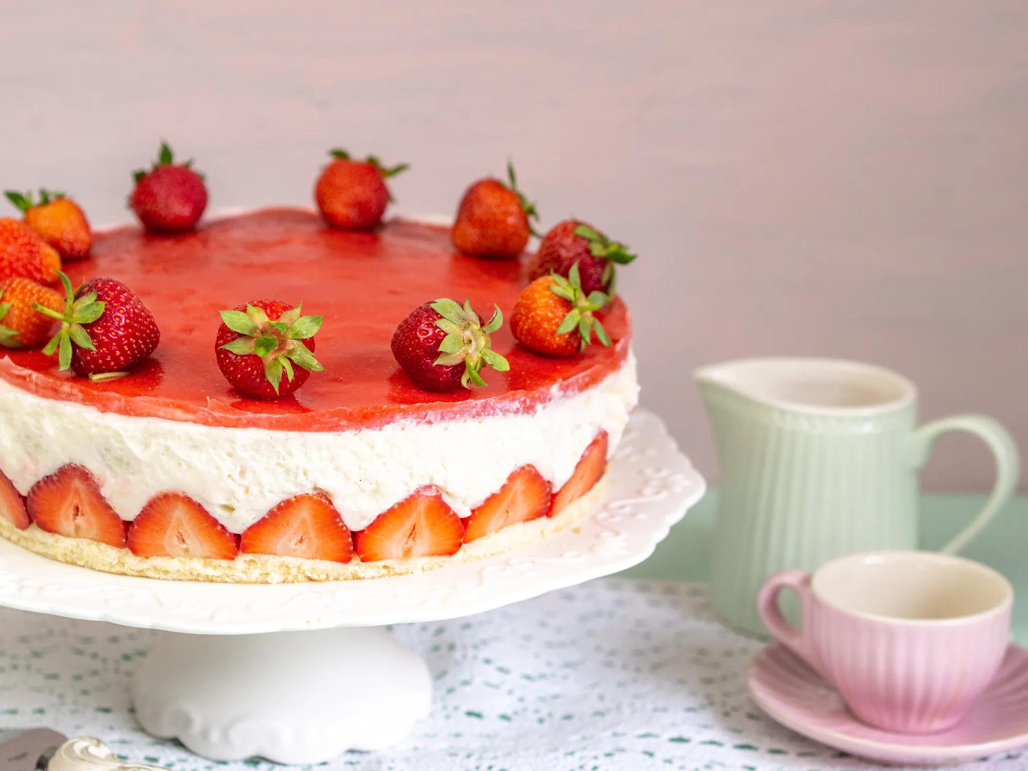 Leichte Erdbeer-Joghurttorte mit frischen Erdbeeren - und Tipps für ...