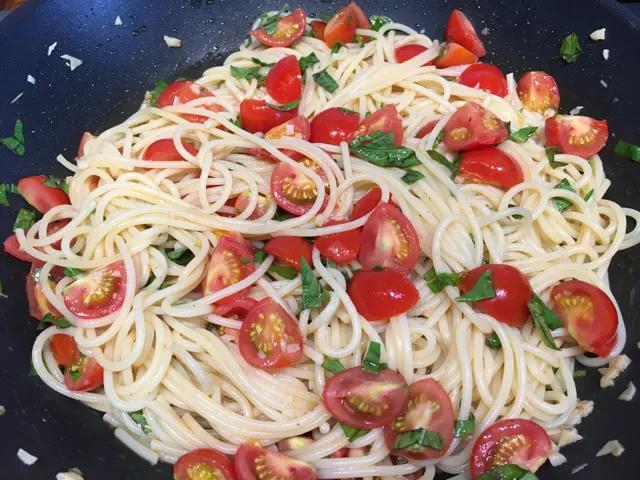 Spaghetti mit frischen Tomaten und Knoblauch – Wedel im Wandel