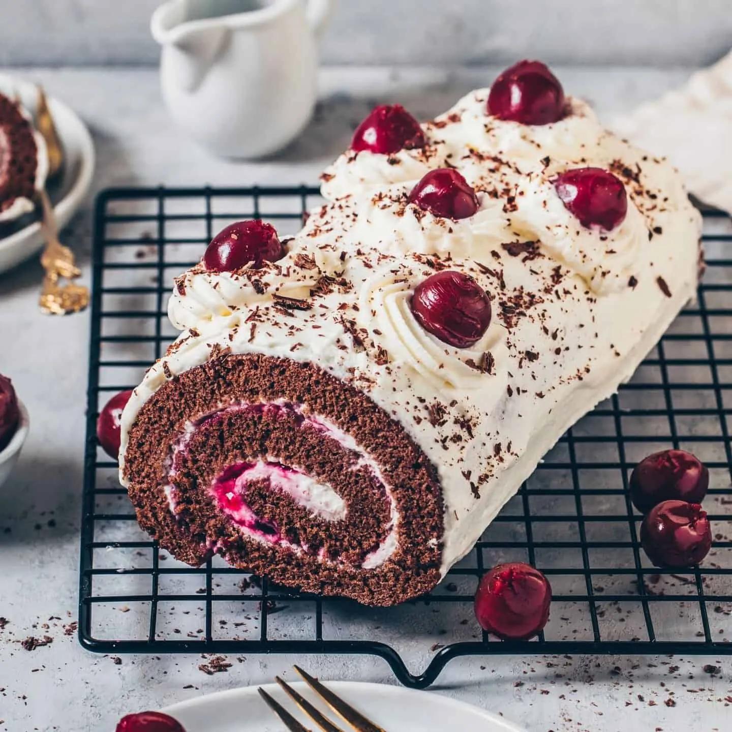 Vegane Schoko-Biskuitrolle Schwarzwälder Kirsch - Bianca Zapatka | Rezepte