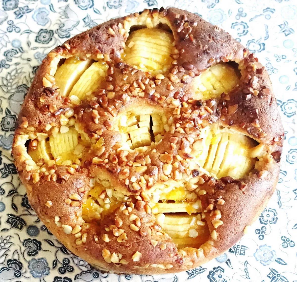 Versunkener Apfelkuchen mit Mandeln und Walnüssen - Rezept - kochbar.de