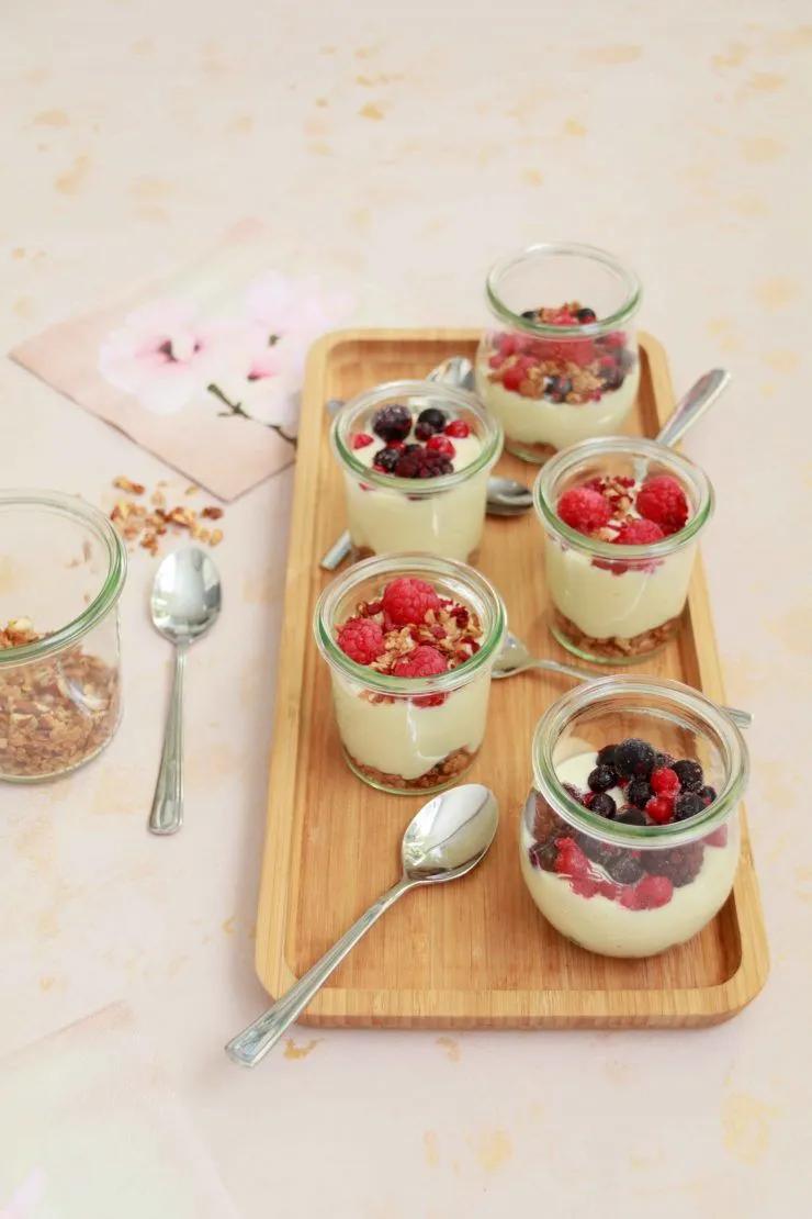 Frühstücksdessert: Knuspermüsli mit Joghurt und Beeren // Dessert for ...