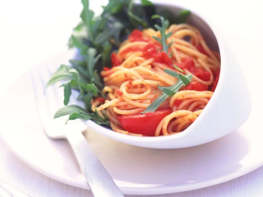 Pasta mit Rucola und Tomaten Rezept | EAT SMARTER