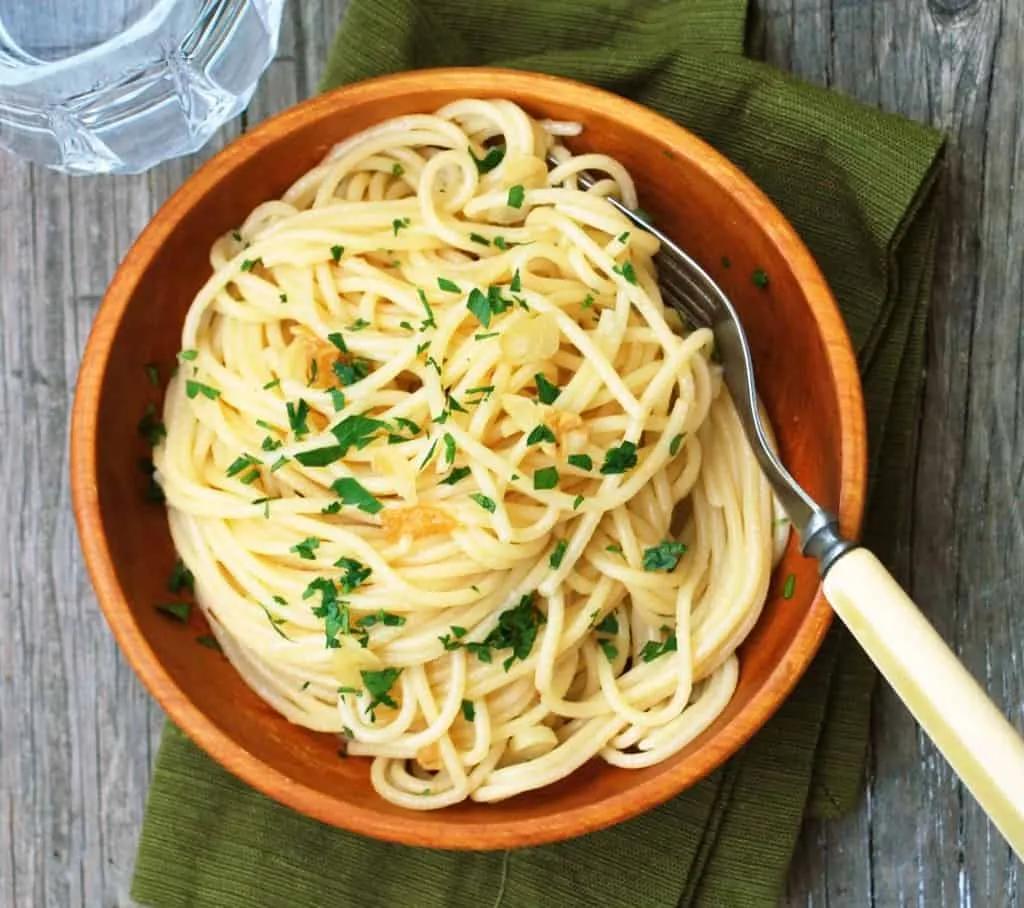 Spaghetti Aglio Olio - The Live-In Kitchen