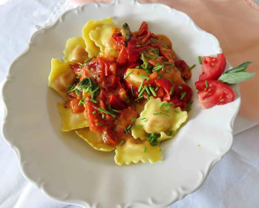 Ravioli mit Ricottafüllung und frischer Tomatensauce von Heddu ...