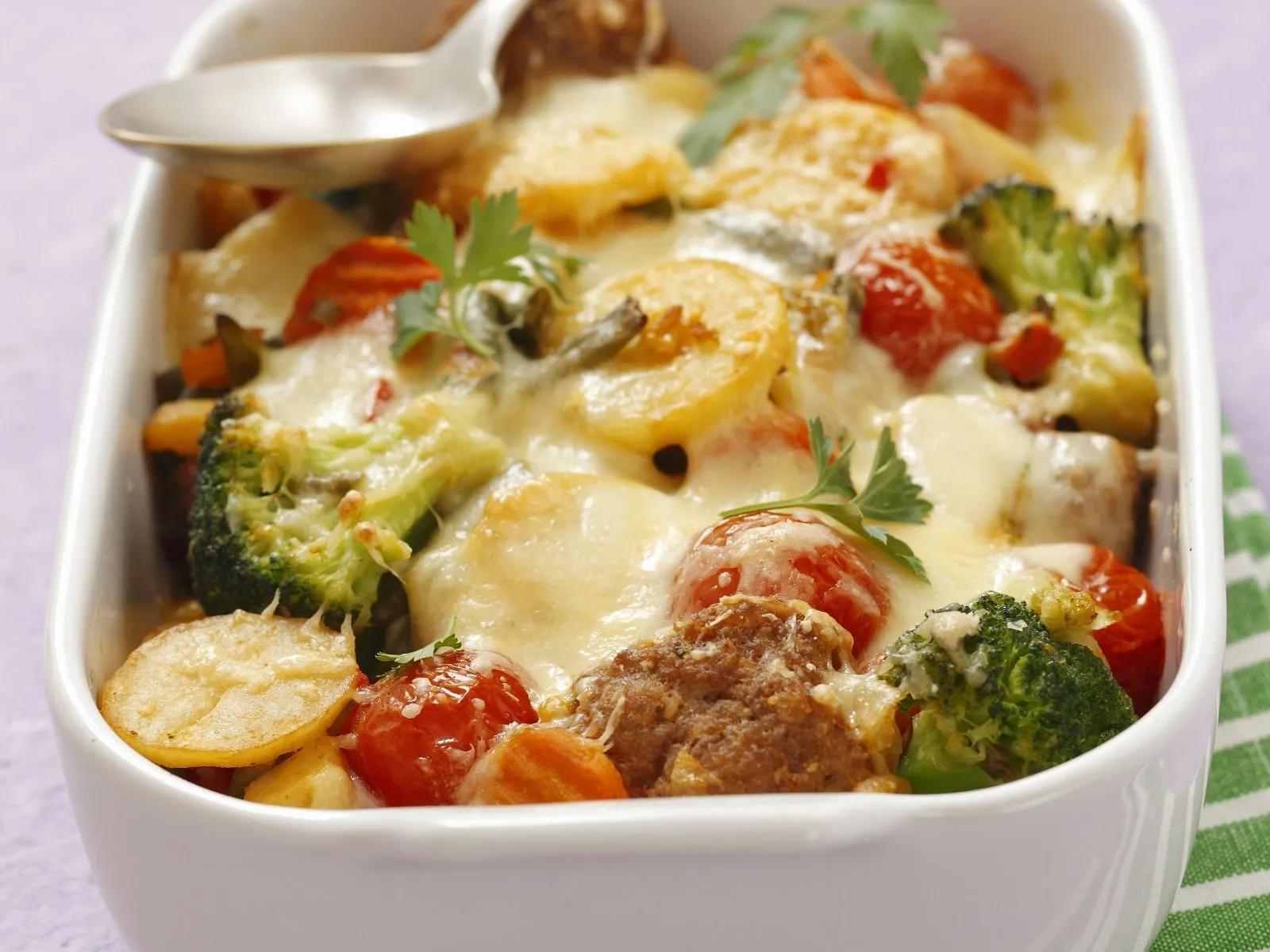 Kartoffelauflauf mit Brokkoli, Tomaten und Hackklößchen Rezept | EAT ...