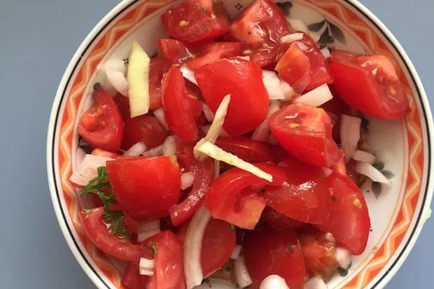 Klassischer Tomatensalat - Rezept