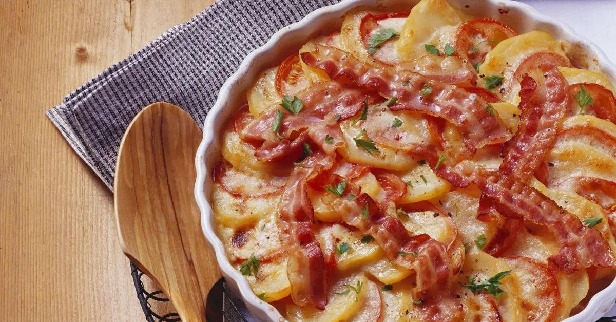 Tomaten-Kartoffel-Gratin mit Bacon und Zwiebeln Rezept | EAT SMARTER