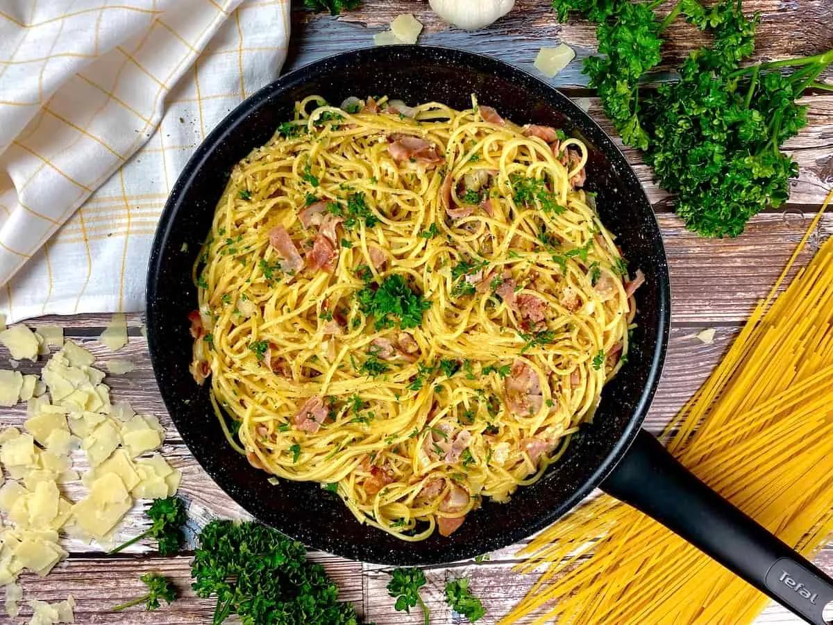 Spaghetti Carbonara ohne Sahne - Kalorienarmes Carbonara Rezept