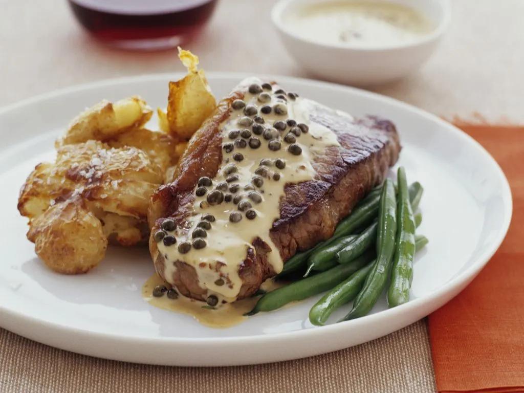 Steak mit Pfeffersoße, Bratkartoffeln und Bohnen Rezept | EAT SMARTER