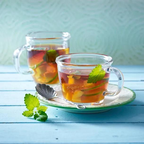 Rooibos-Tee mit Mango, Rum und Limettenscheiben Rezept | LECKER