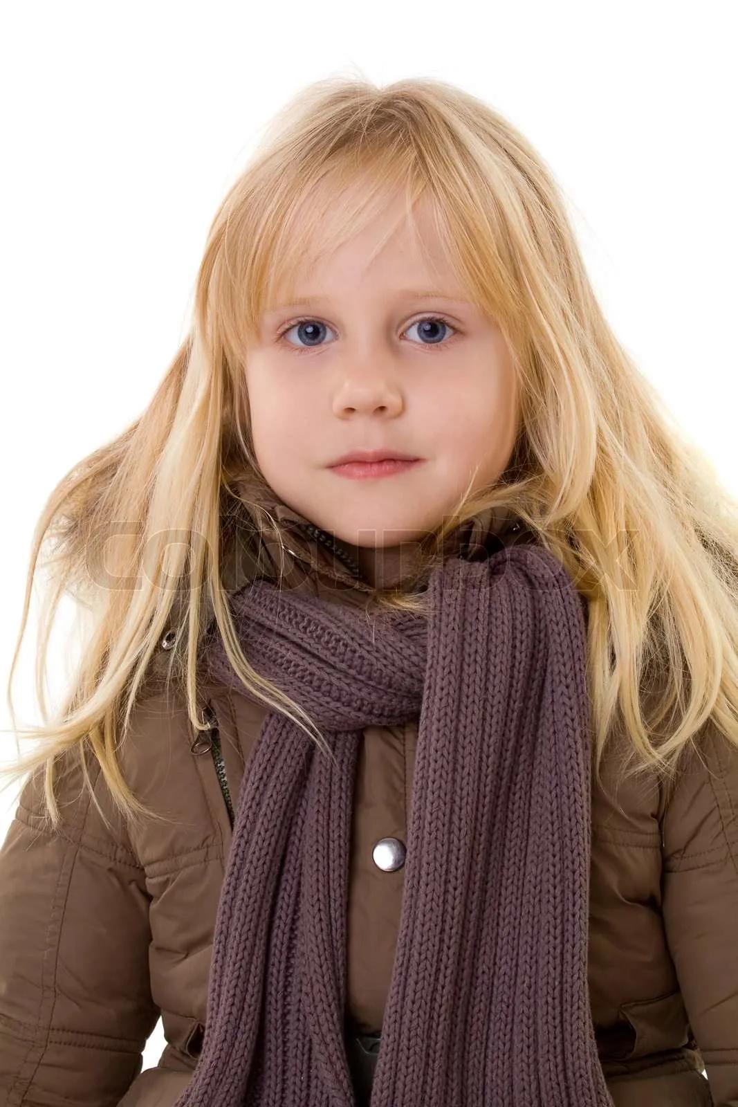kleine blonde Mädchen - Kind in Straßenkleidung | Stock Bild | Colourbox