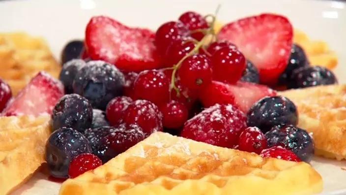 Sommerliche Buttermilchwaffeln mit Beeren - Rezepte - Verbraucher - WDR