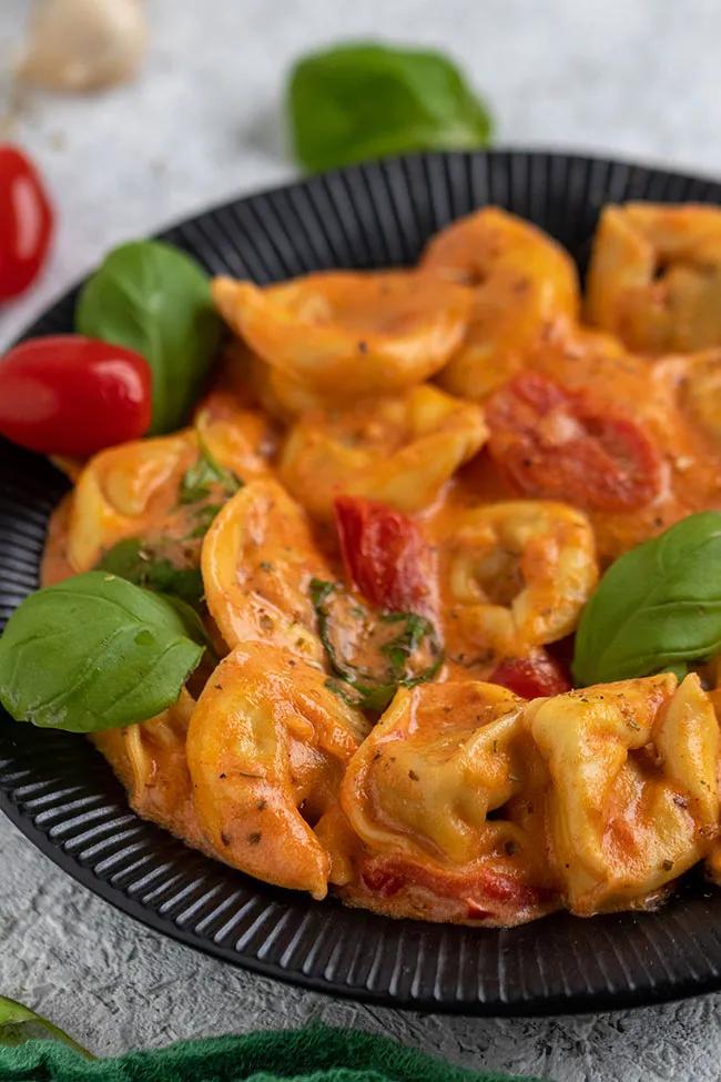 Tortellini mit Tomaten-Sahnesoße, Käse und Basilikum - Meinestube