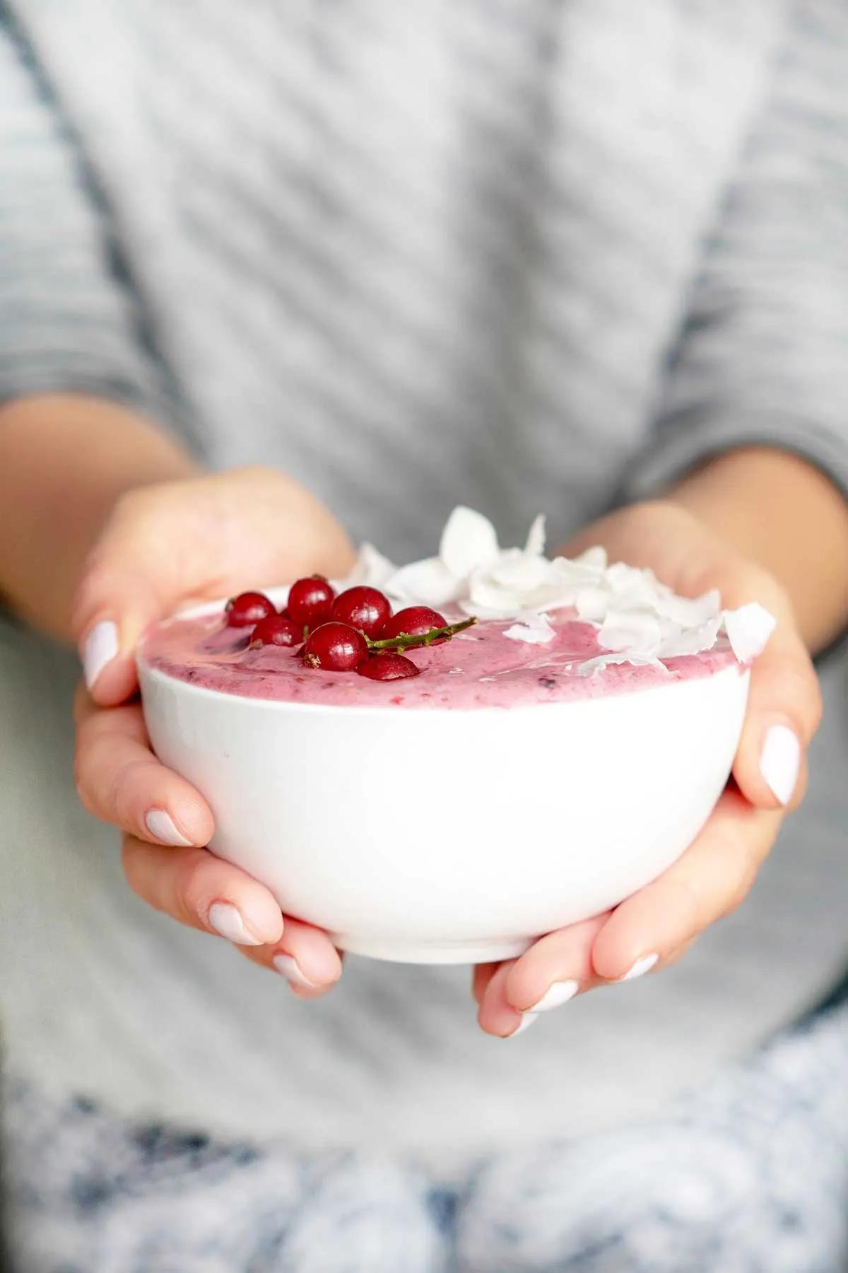 Bananen-Beeren Smoothie Bowl selber machen - Rezept