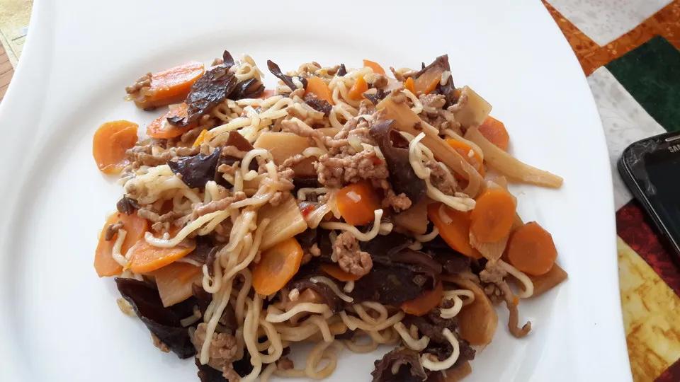 Chinesische Nudelpfanne mit Hackfleisch von monikakao | Chefkoch.de