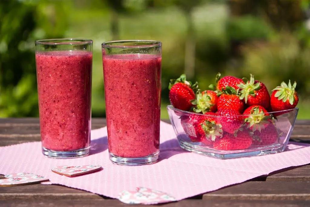 Powerdrink mit Erdbeeren, Kokoswasser, Chia-Samen und Acai-Pulver Super ...