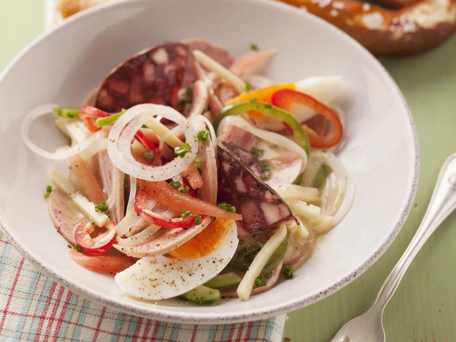Wurst-Käse-Salat mit Ei Rezept | EAT SMARTER