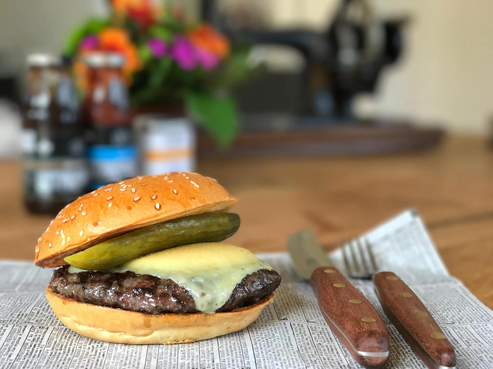 HOMEMADE - klassischer Hamburger - mit Dill Pickles