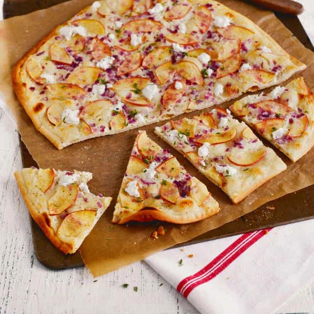 Flammkuchen mit Kürbis und Ziegenkäse Rezept | Küchengötter