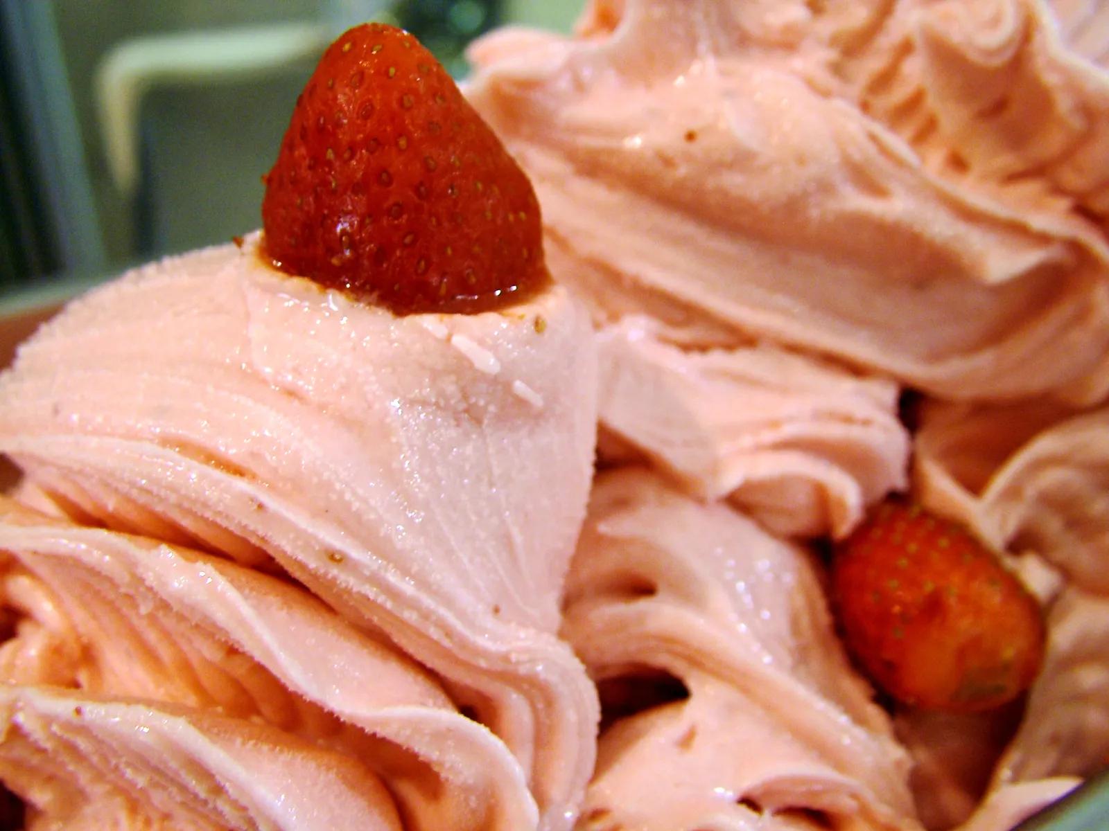 File:Strawberry Ice Cream with Strawberries 01.jpg - Wikimedia Commons