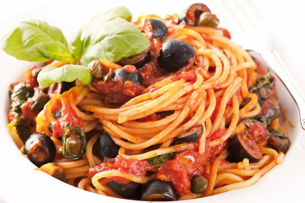 Scharfe Oliven-Tomatensoße zu Spaghetti - Rezept von Pastaweb