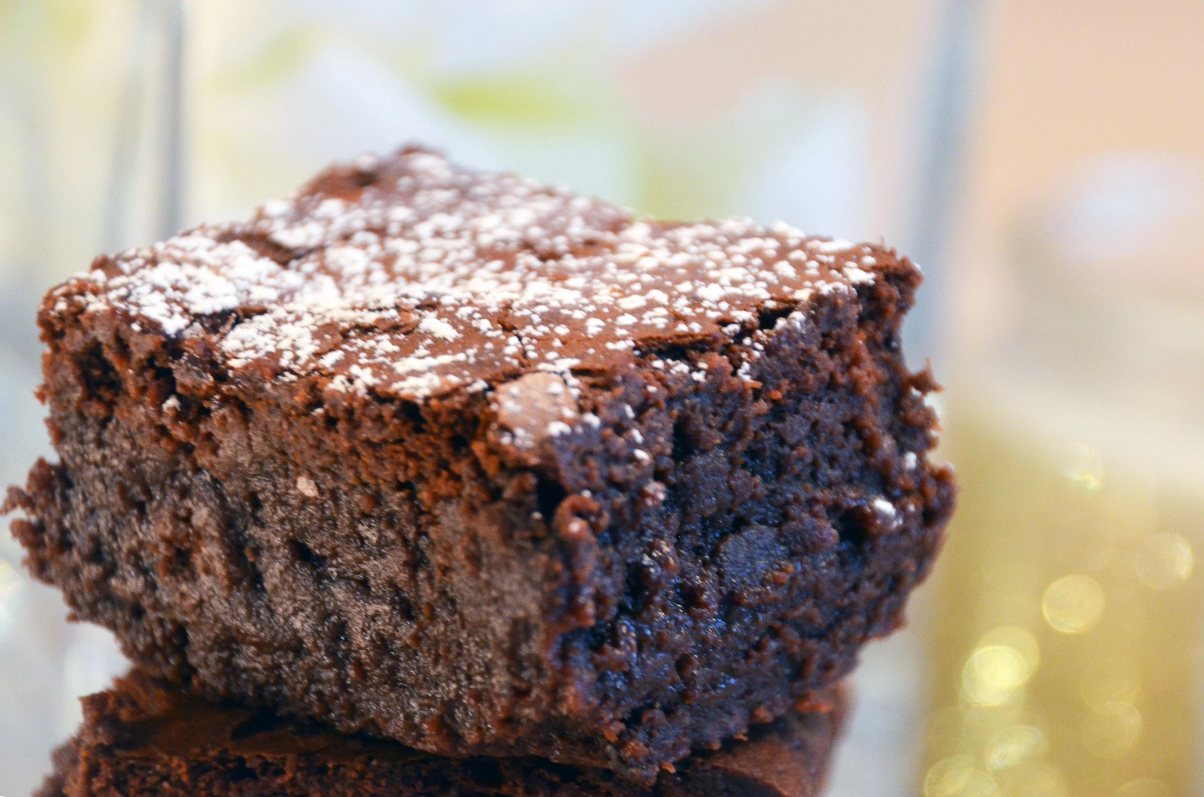 Schokoladiger Brownie | Lecker backen, Brownie rezept, Kuchen und torten
