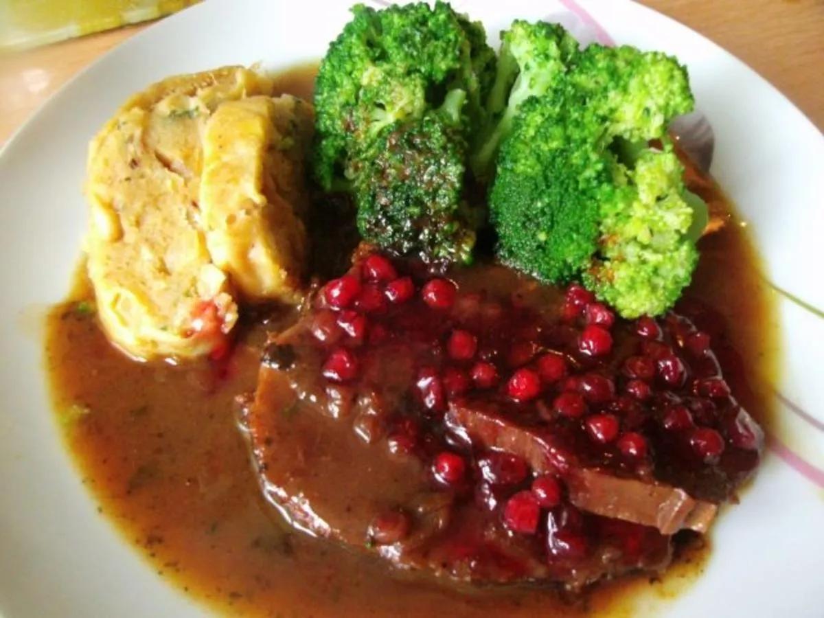 Rinderbraten in Preiselbeersauce und Zwiebelsemmelknödel und ...