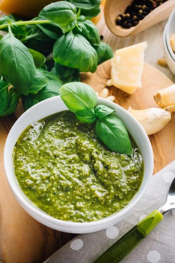 Leckeres Basilikum-Pesto einfach selbst machen | Rezept | Basilikum ...