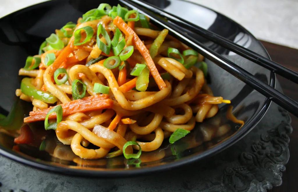 Asiatische Udon-Nudeln mit Gemüse - Toastenstein.com