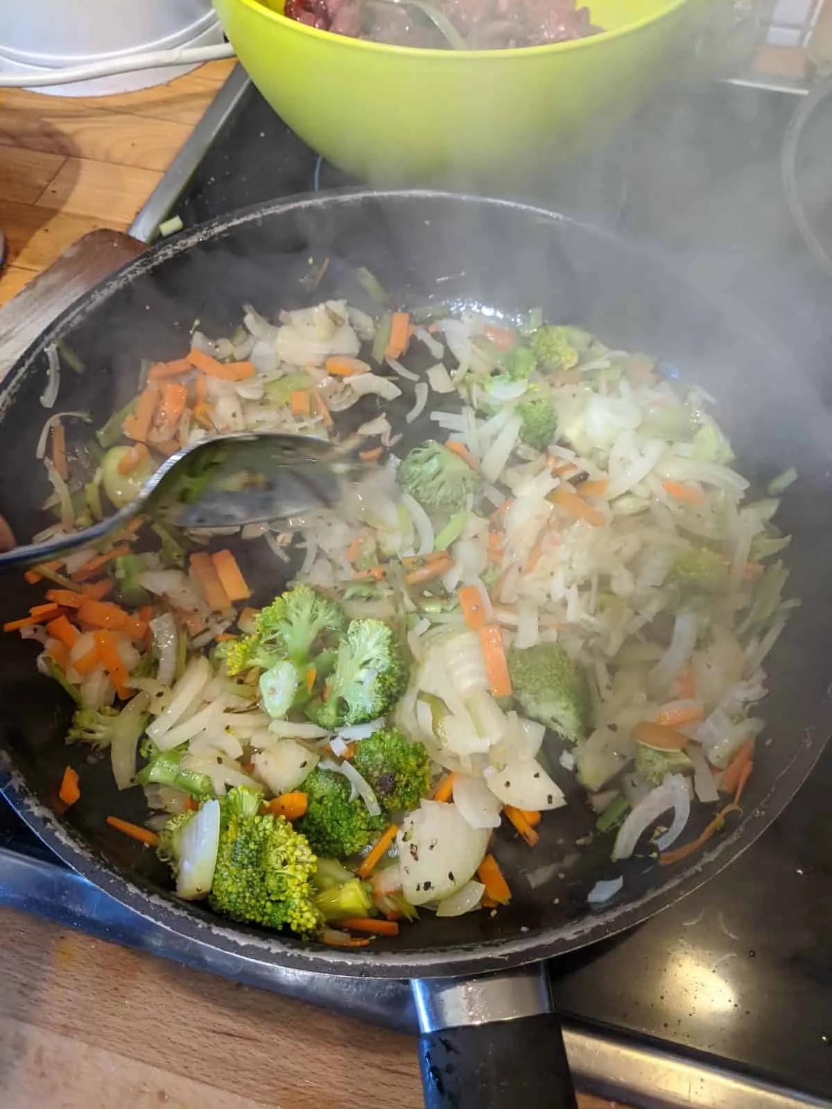 Asiatische Reispfanne mit Gemüse und Rindfleischstreifen - Instakoch.de