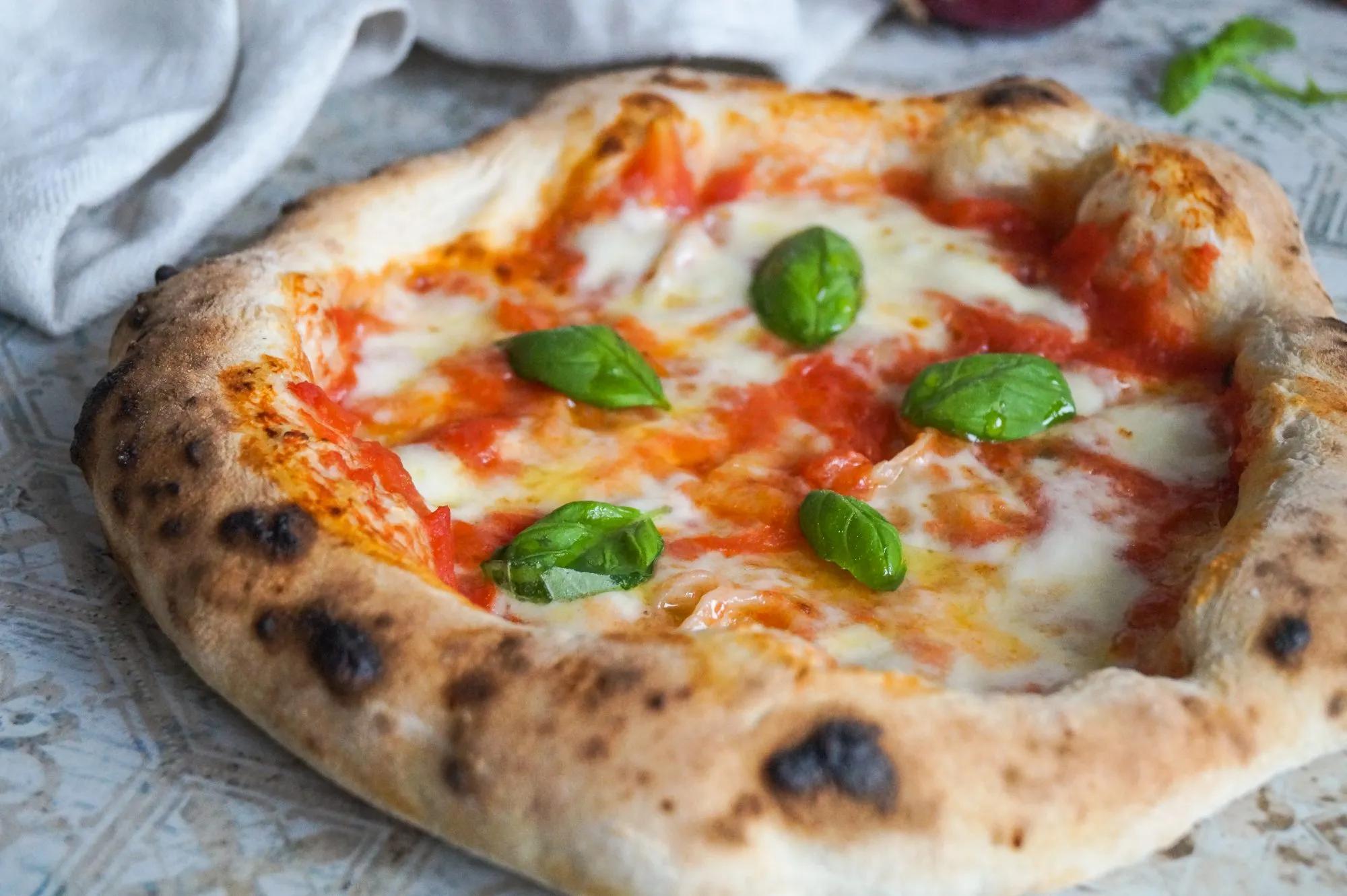 Pizza Margherita alla Napoletana - Cooking Italy
