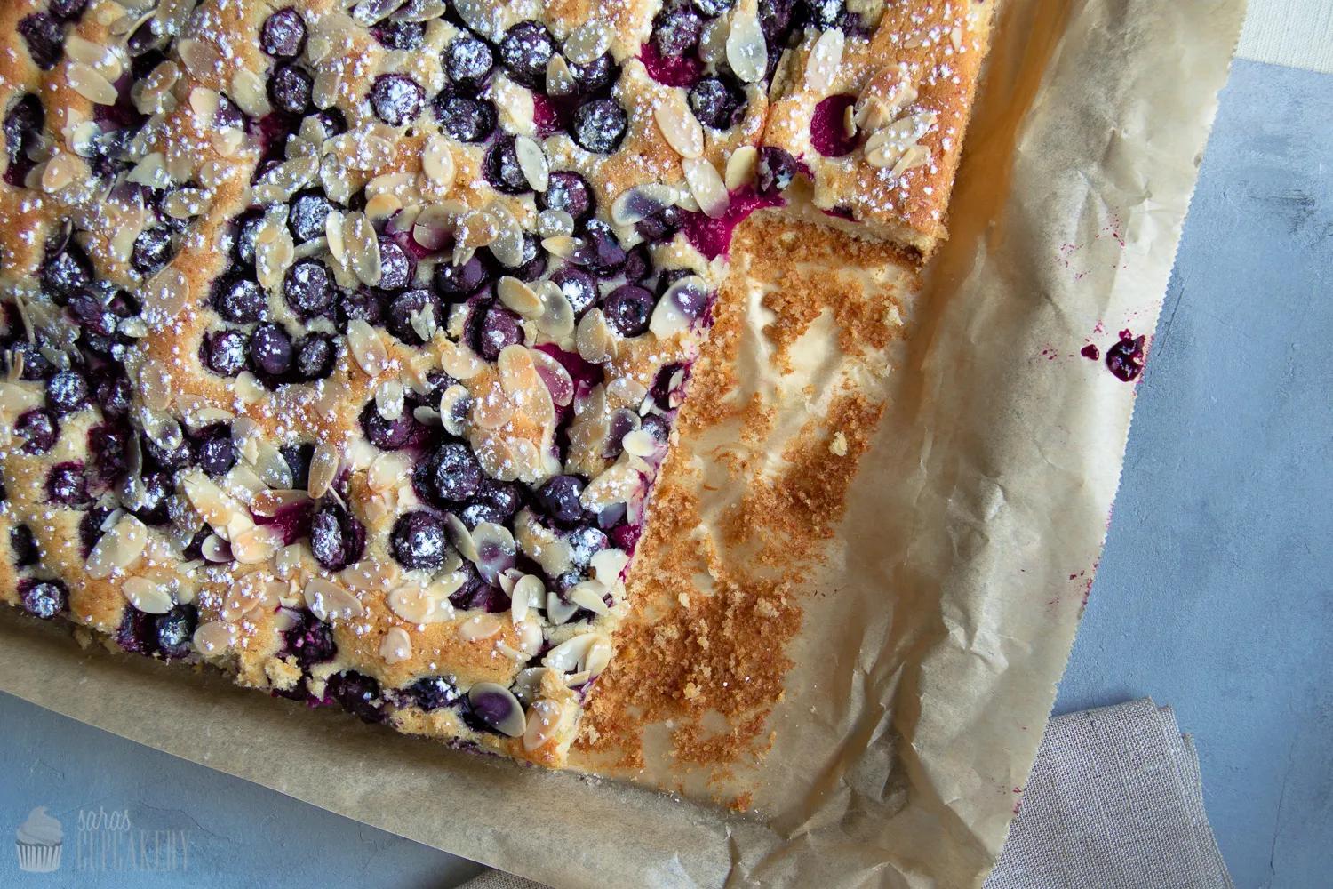 Wir holen uns den Sommer zurück { Blechkuchen mit Beeren und Mandeln ...