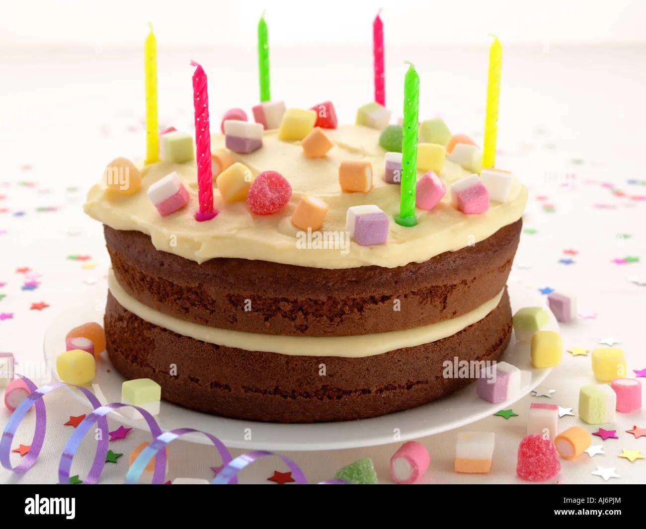 Kinder Geburtstagstorte mit Kerzen Stockfotografie - Alamy