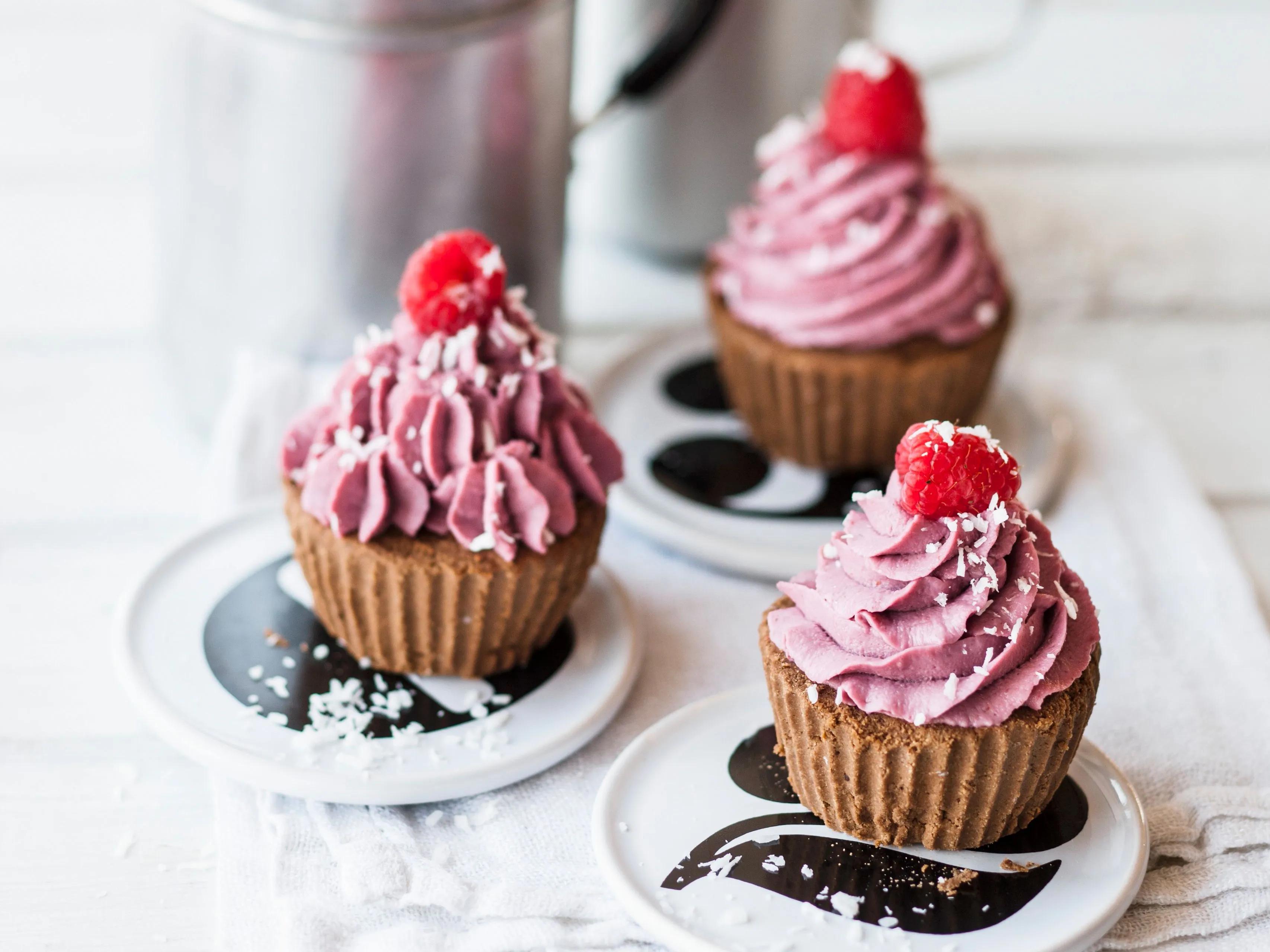 Schoko-Cupcakes mit Cashew-Himbeer-Frosting Rezept | EAT SMARTER