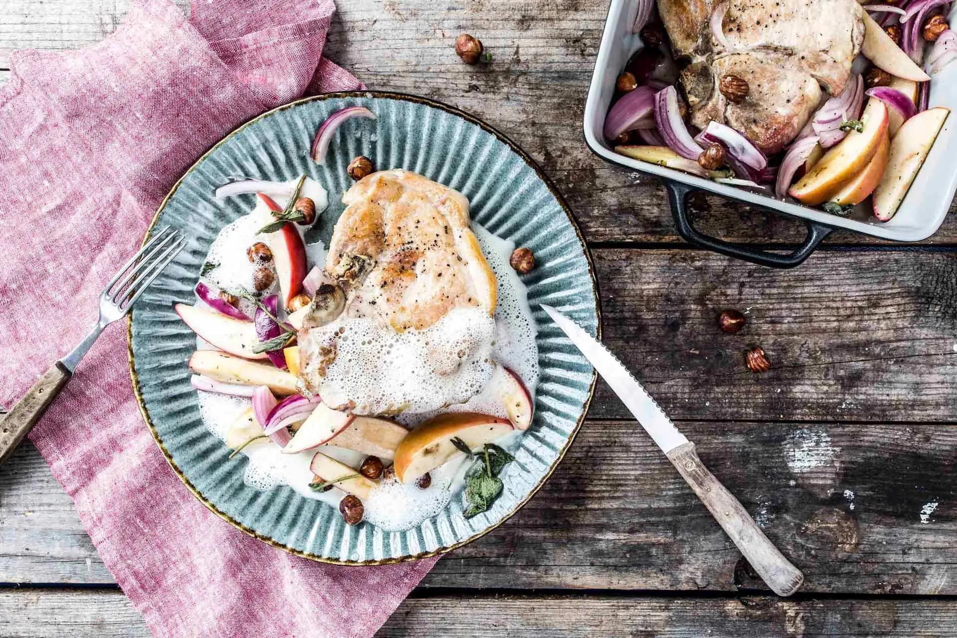 Lust auf ein deftiges Mittagessen? Einfach Schweinekoteletts mit Apfel ...