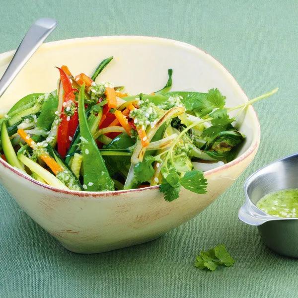 Asia-Gemüse-Salat mit Thai-Pesto Rezept | Küchengötter