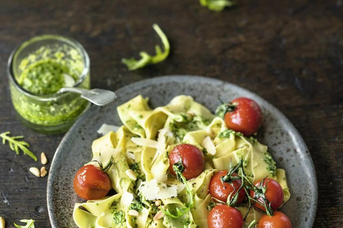 Lupinen-Nudeln mit Pesto und Tomaten Rezept | Küchengötter