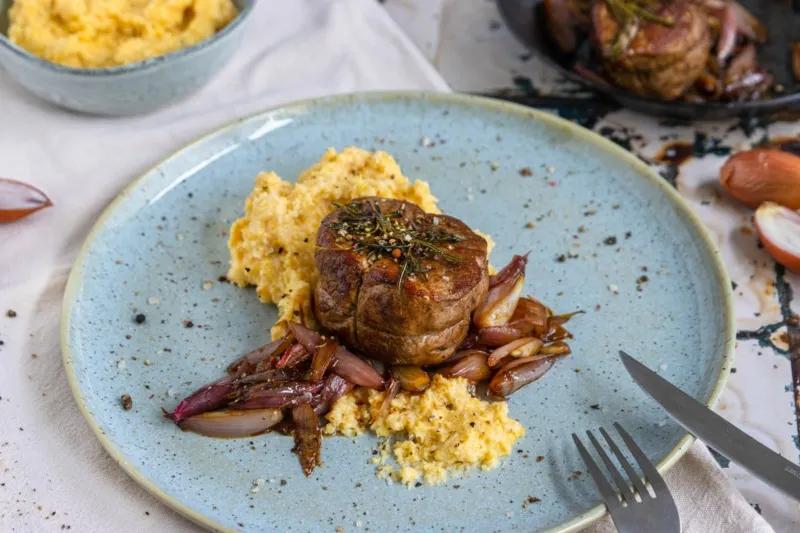 Gebratene Kalbsmedaillons mit Balsamico-Schalotten | Rezept - eat.de