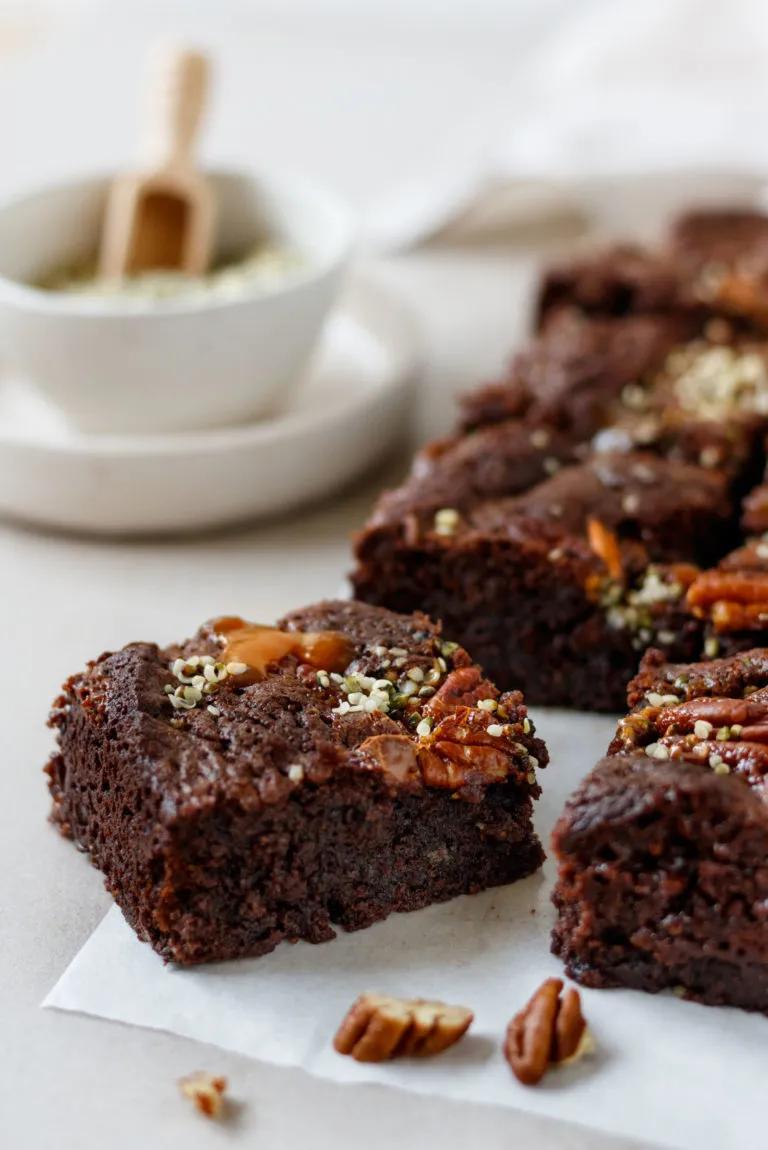 Saftige Brownies mit Nüssen und gesalzenem Karamell - Healthy Dreams