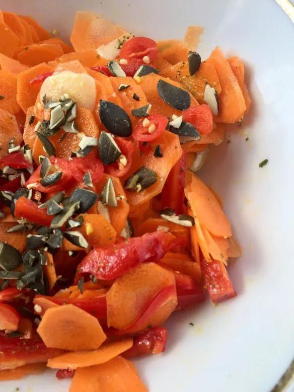 Karottensalat mit Paprika, Chili und Kürbiskernen | Karotten salat ...