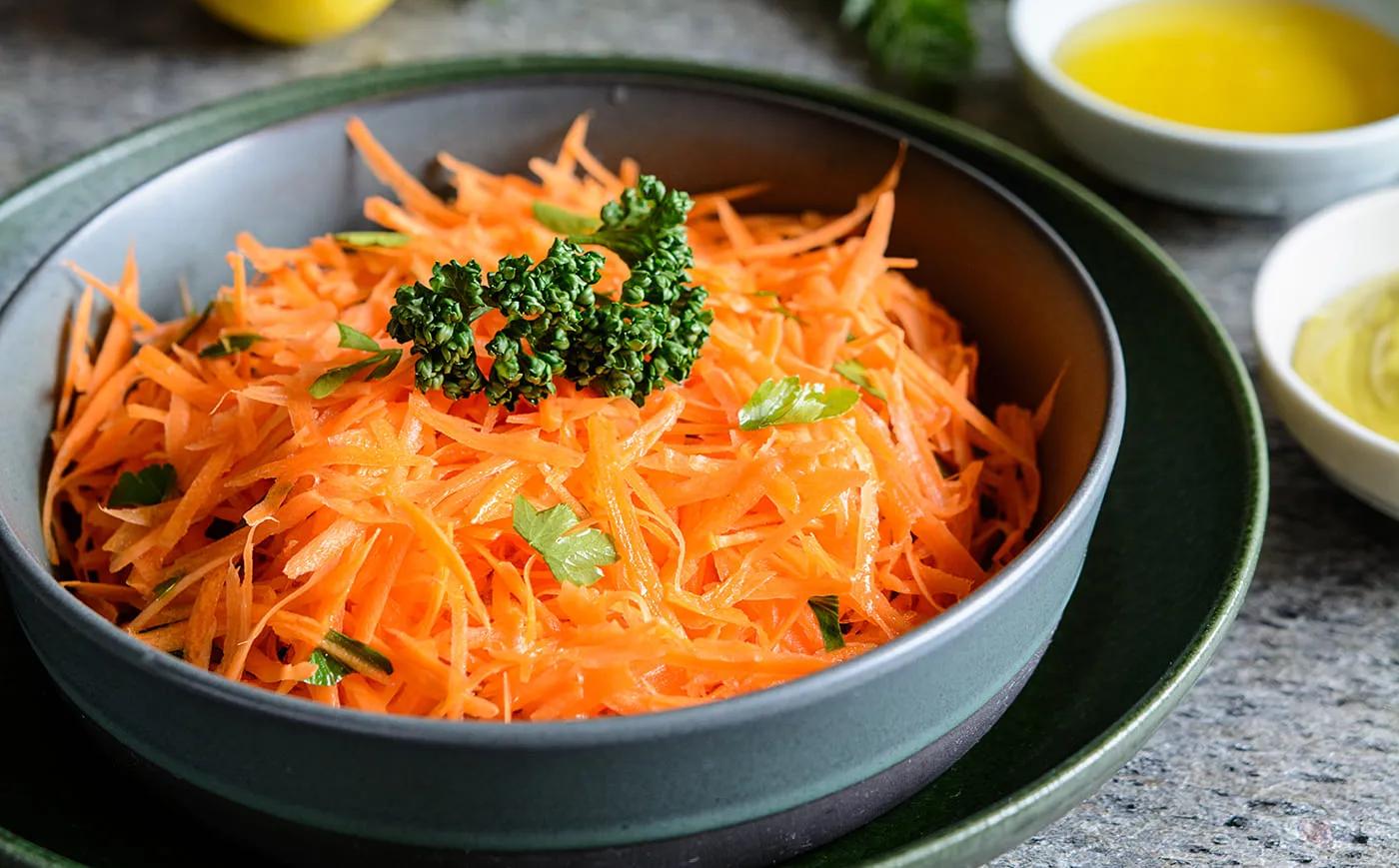 Karottensalat mit Feta und frischem Ingwer