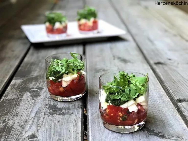 Caprese im Glas - Tomate Mozzarella mit Basilikum | Tomate mozzarella ...