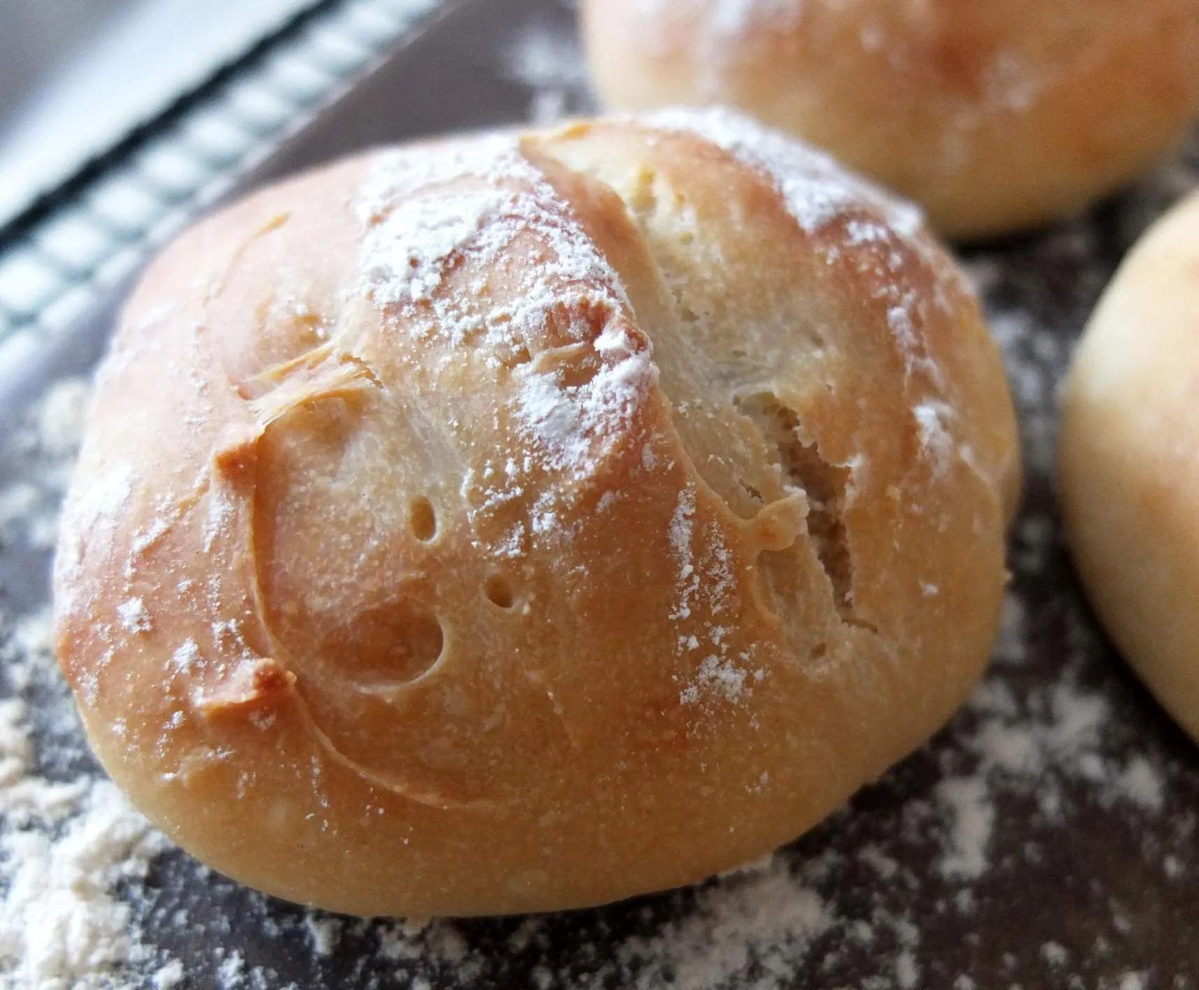 Dinkel-Joghurt-Brötchen | Rezept | Brot selber backen rezept, Brot ...