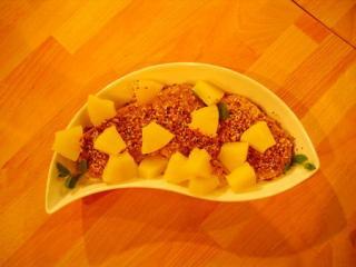 ananas weizenkekse mit kokos sesam geröstel sowie kräuterrührei mit vollkornbrötchen