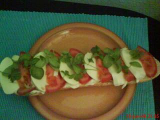 baguette mit mozzarella und tomaten