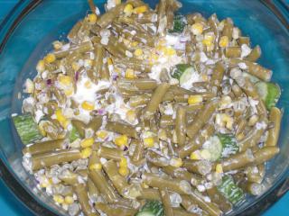 bohnensalat mit gurken mais und roten zwiebeln