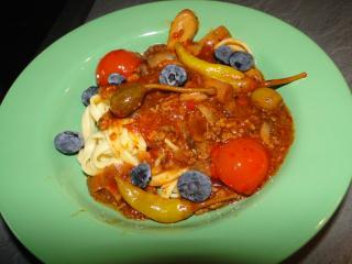 bolognesesauce mit blaubeeren und tagliatelle