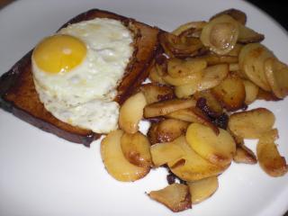 bratkartoffeln mit leberkäse und spiegelei